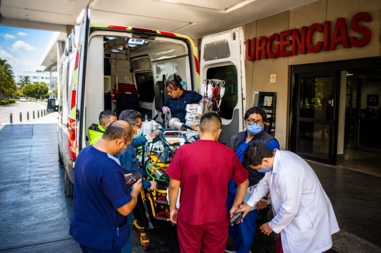 Personal médico y paramédico brindando atención especializada durante un traslado.