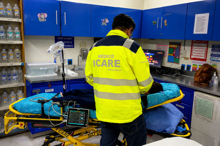 édico de I-Care brindando atención especializada a paciente durante valoración médica.