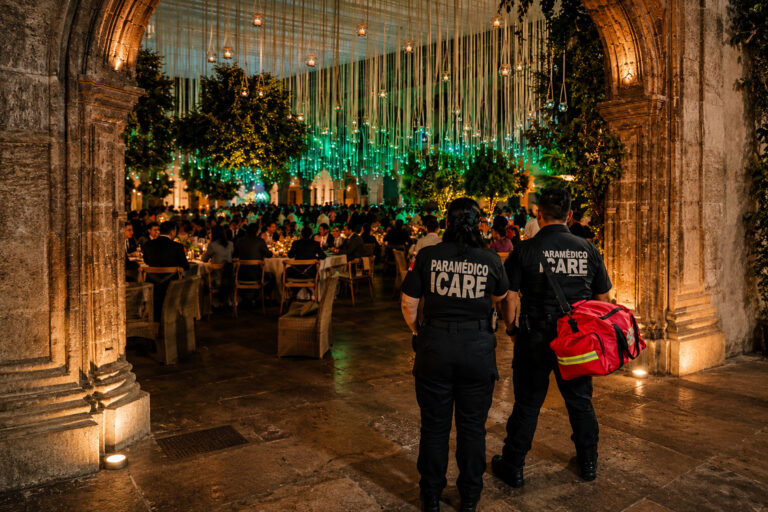 Paramédicos I-Care brindando cobertura médica preventiva durante evento social.